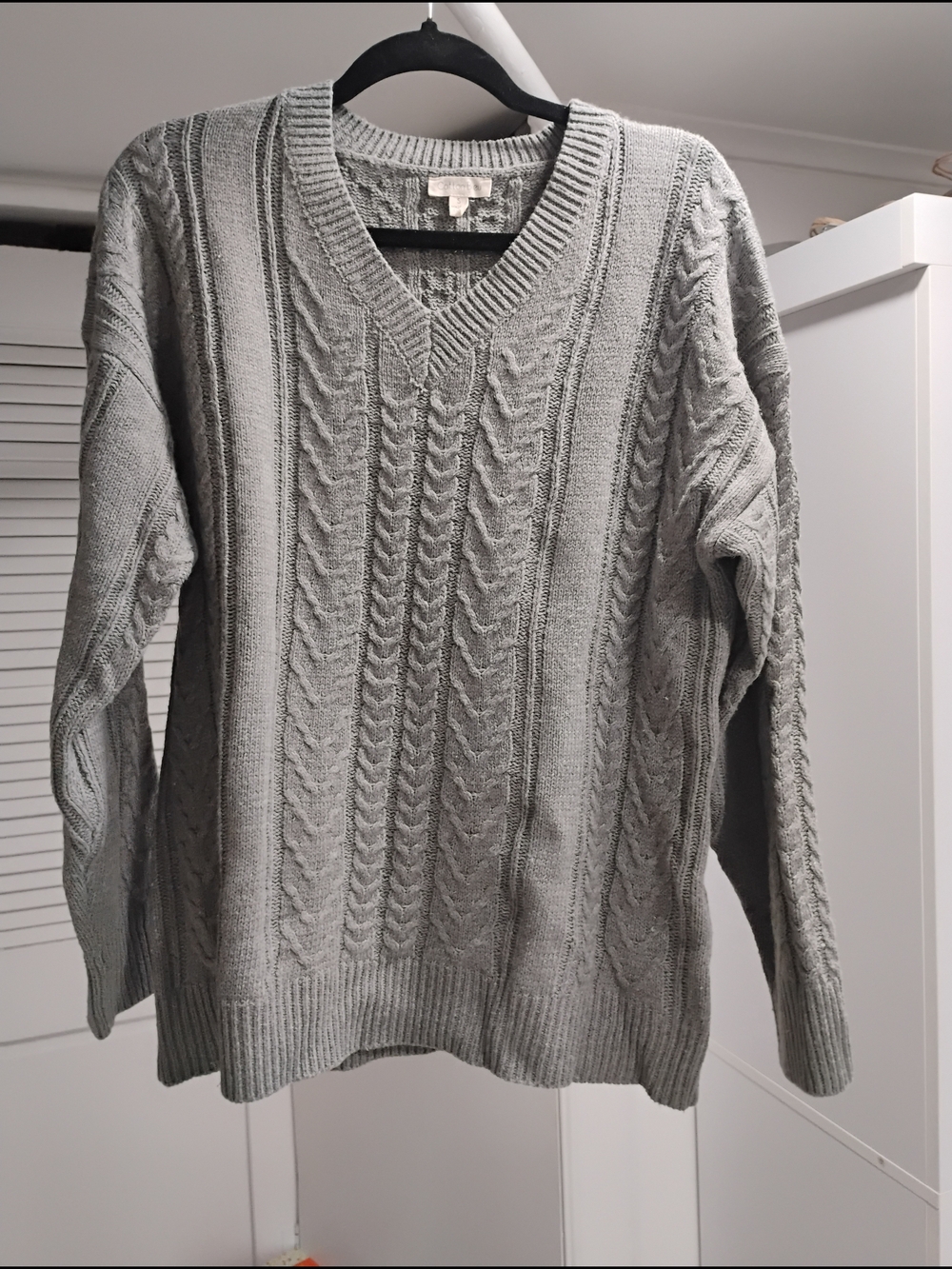 Classic Cable Knit V-Neck Sweater - Light Gray